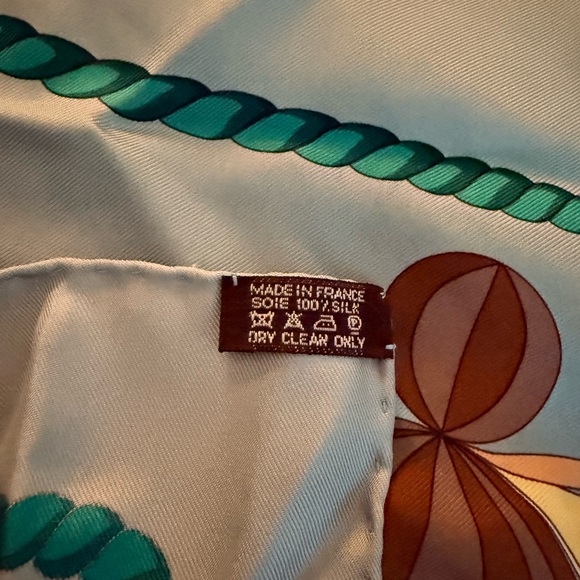 Hermes Silk Scarf
At the heart of Life Colorful Hot Air Balloon - Picture 10 of 10